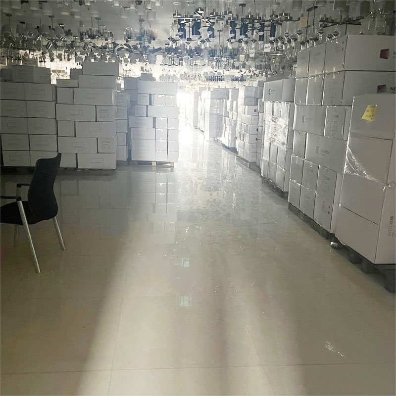 Kho lớn của chúng tôi lớn đến mức nào và chúng tôi có thể giữ hàng hóa trong kho bao lâu trước khi giao hàng?