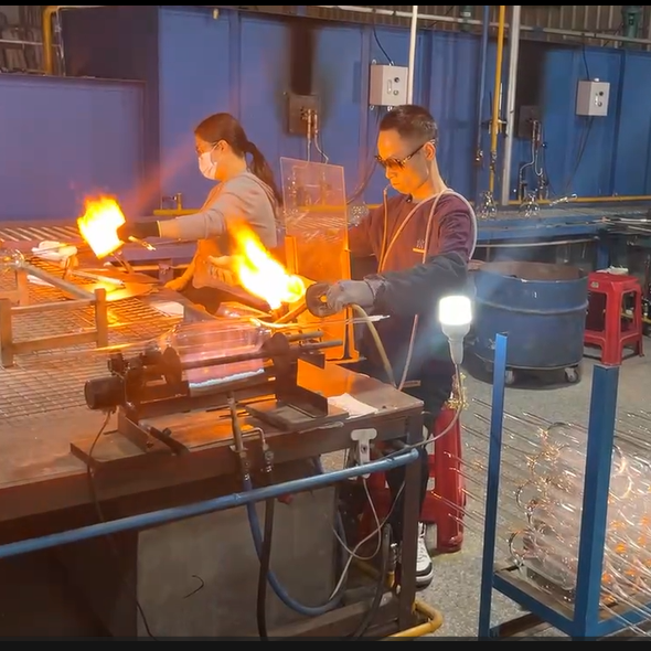 Nghệ thuật của ánh sáng thủy tinh thổi: Làm thế nào những giải pháp trong nhà độc đáo của SLACKS CRACKS độc đáo